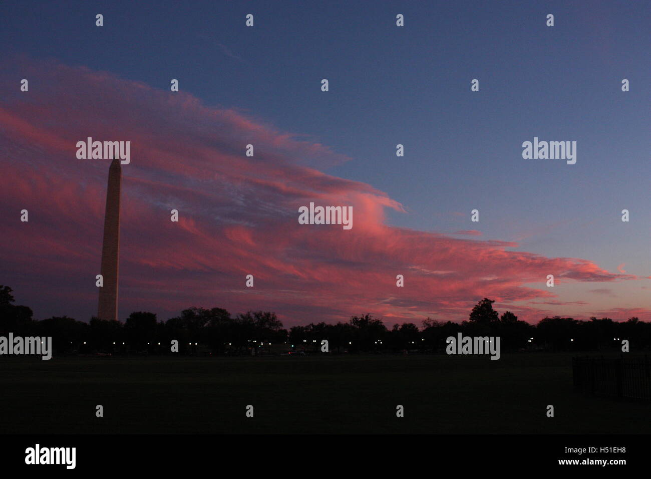 Memoriale di Washington con una rosa / blu del cielo della sera Foto Stock