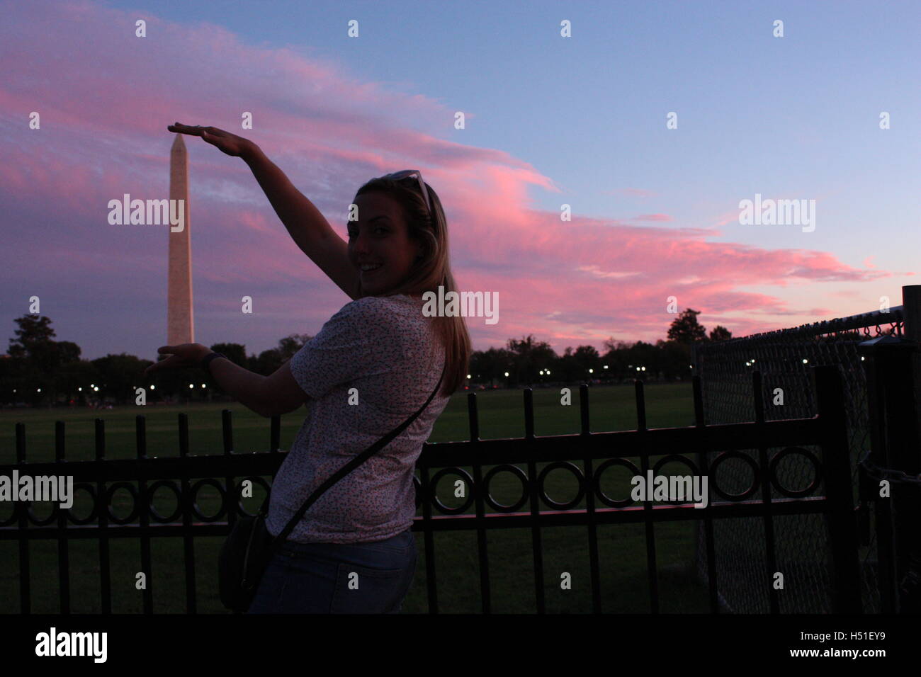 Memoriale di Washington con una rosa / blue sky e il modello che mostra le dimensioni Foto Stock