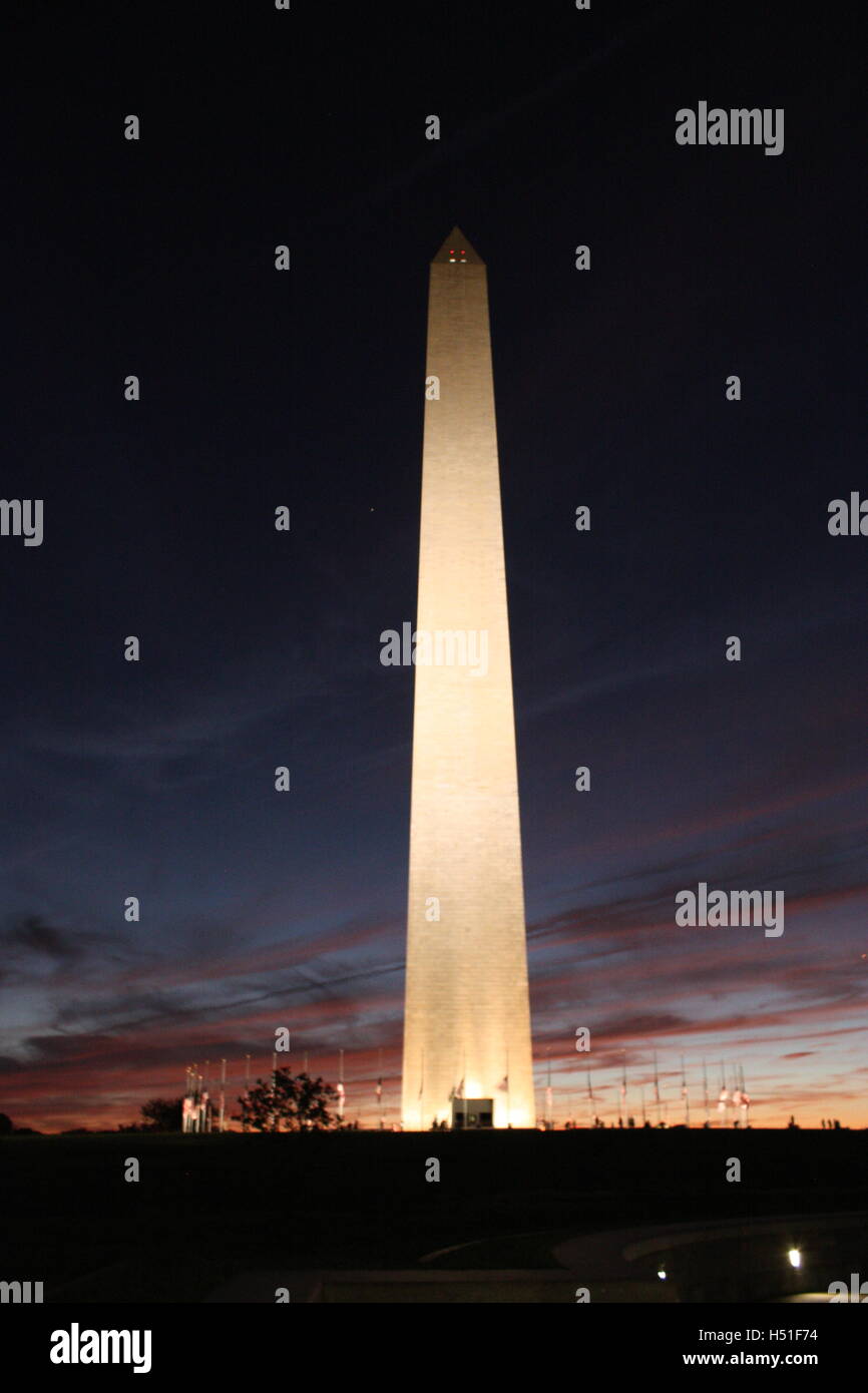 Washington Memorial illuminata di notte blu scuro / cielo arancione Foto Stock