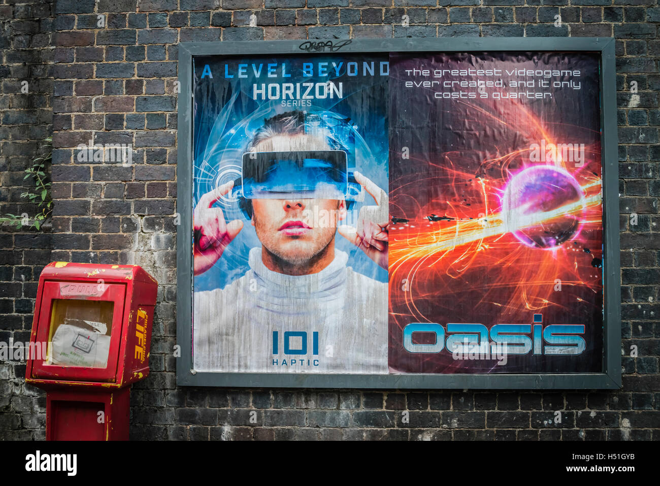 Manifesti di strada sul set del film di pronto il giocatore uno dal regista Steven Spielberg, Birmingham REGNO UNITO Foto Stock