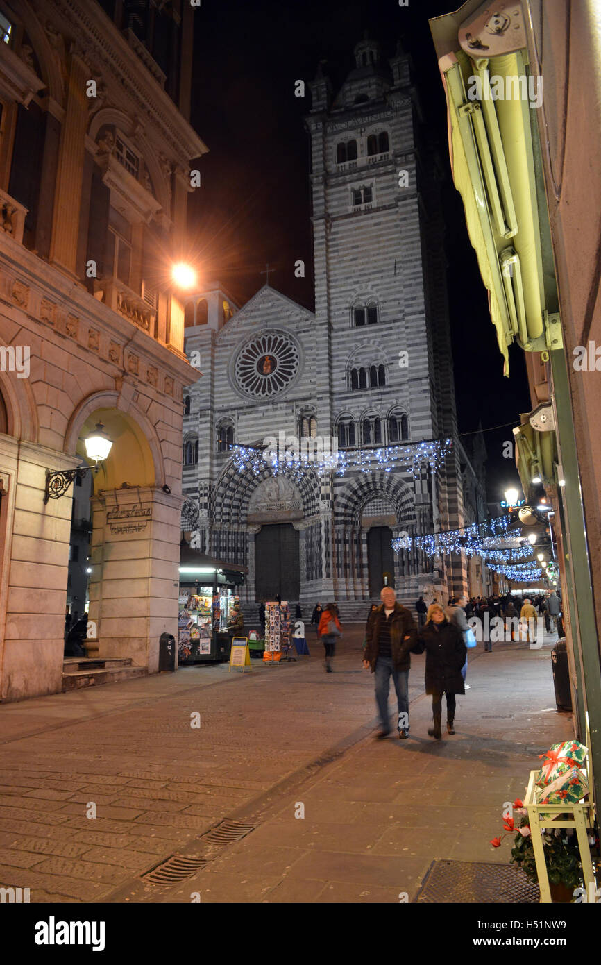 Una vista di Via San Lorenzo street di notte, Genova, Liguria Foto Stock