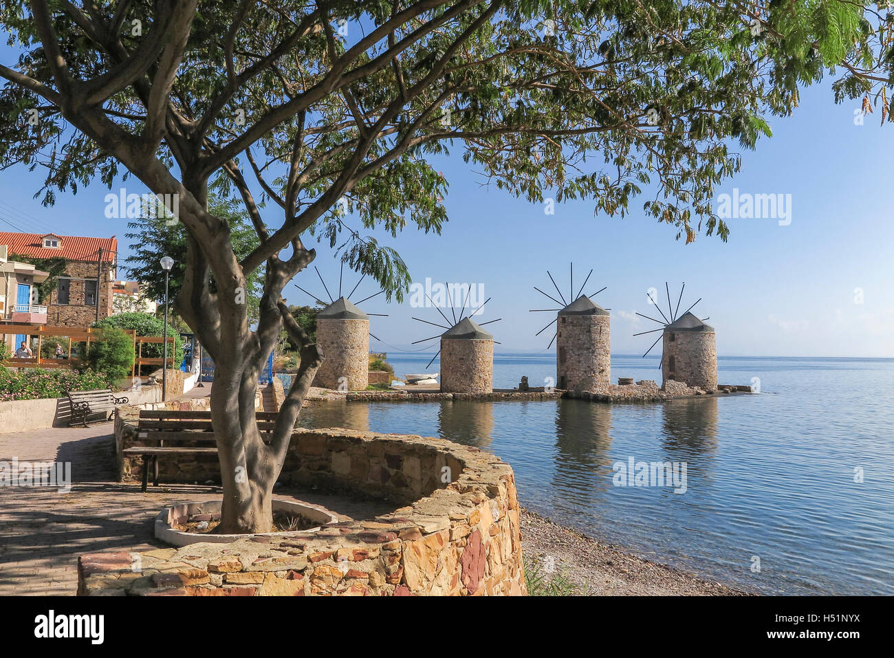 Vista panoramica di vecchi mulini vicino al porto Isola di Chios Grecia Foto Stock