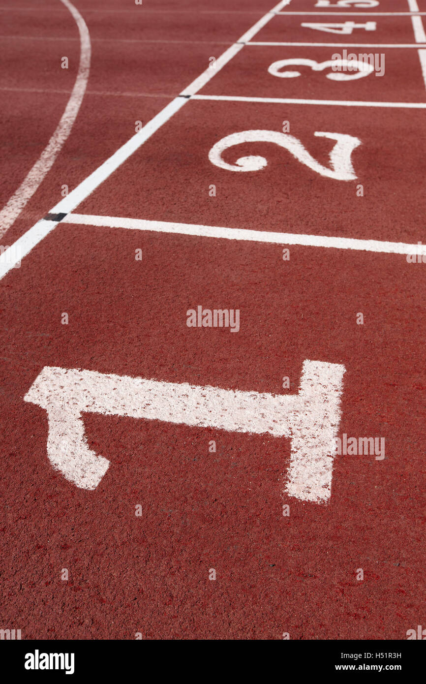 Orientamento per i numeri in una corsa atletica via. In verticale Foto Stock