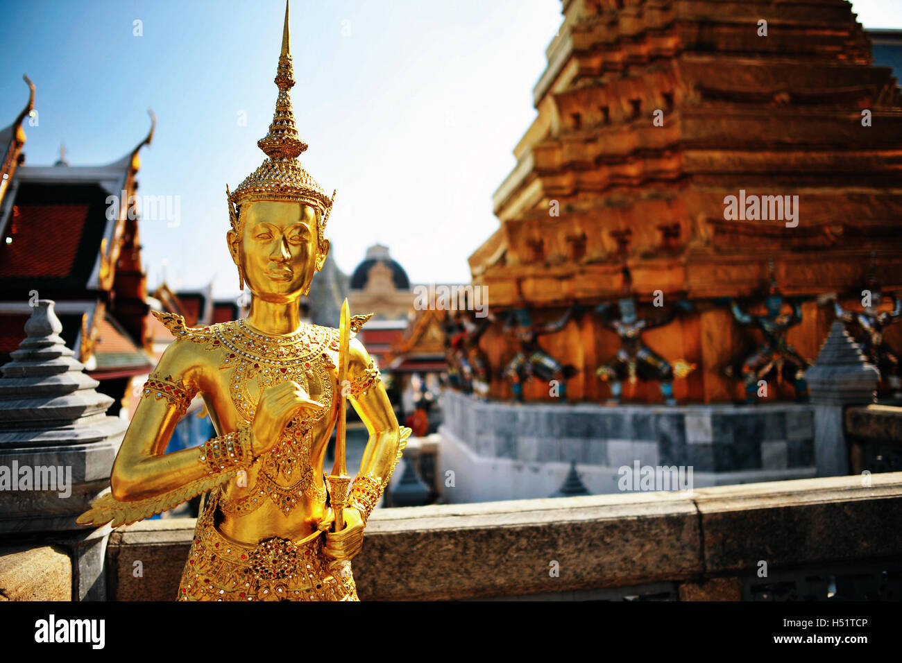 Thailandia paesaggio : statua dorata nel Tempio del Buddha di Smeraldo Foto Stock
