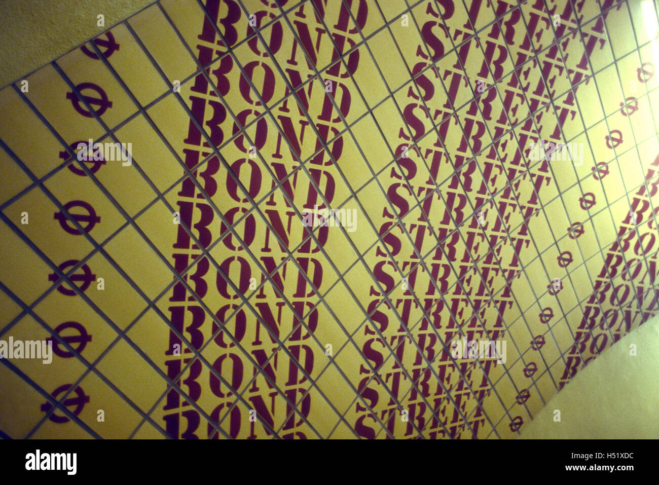 BOND STREET segno nella stazione della metropolitana di Londra 2000 Foto Stock