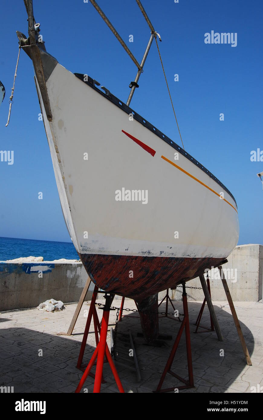 Yacht in bacino di carenaggio Foto Stock