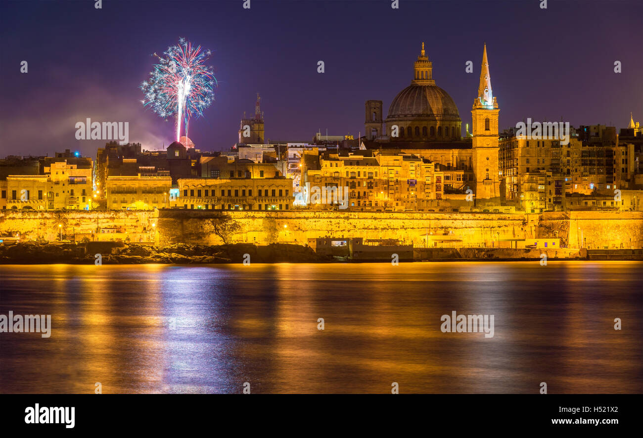 Vista della Valletta con fuochi d'artificio sulla Pasqua 2015 - Malta Foto Stock