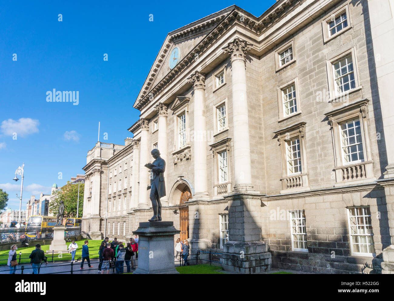 Statua di Edmund Burke di fronte al Regent House Trinity College Dublino Irlanda Europa UE Foto Stock