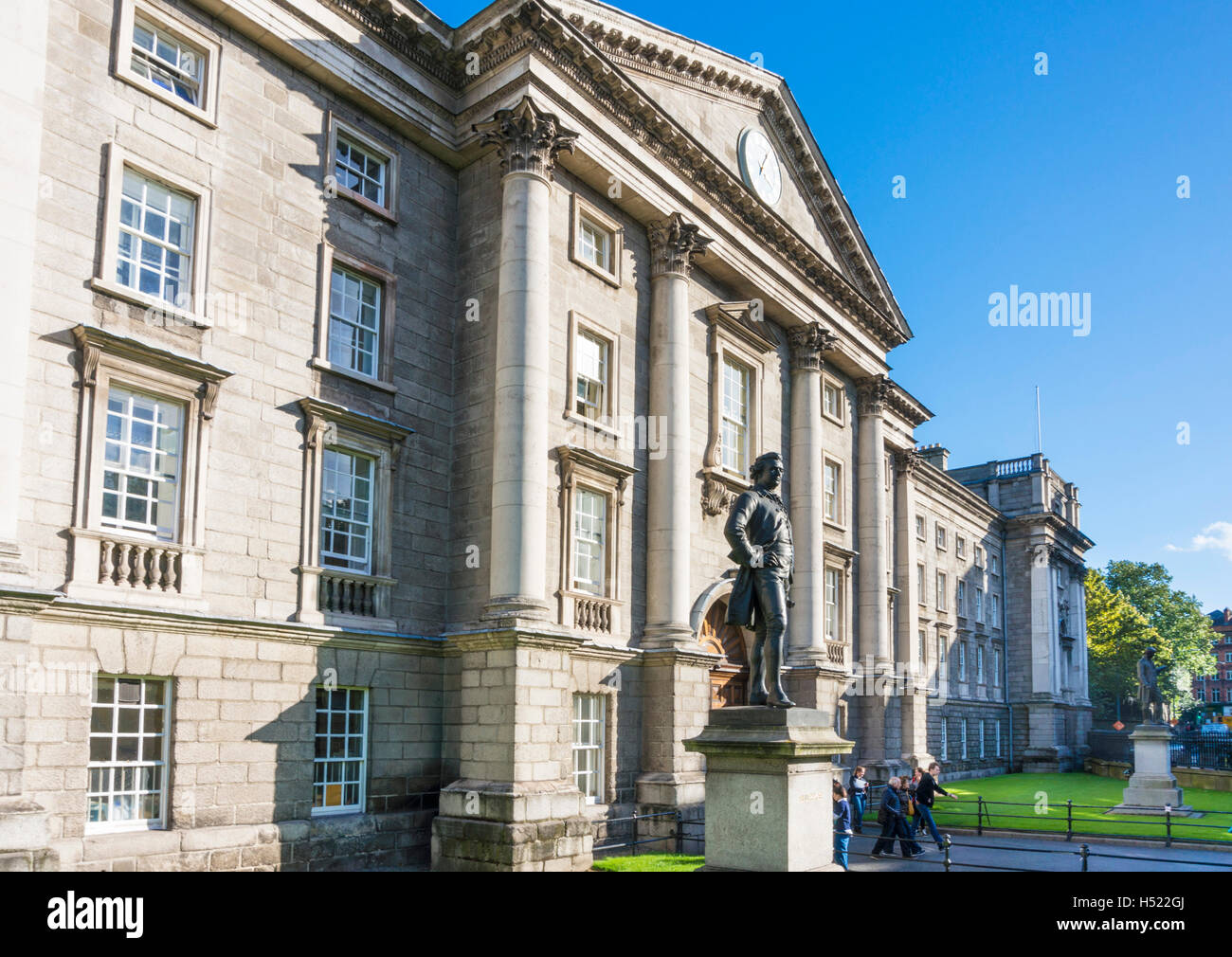 Statua di Edmund Burke di fronte al Regent House Trinity College Dublino Irlanda Europa UE Foto Stock