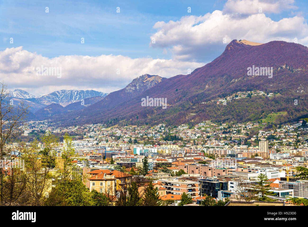 Vista di Lugano, una città in Alpi Svizzere Foto Stock