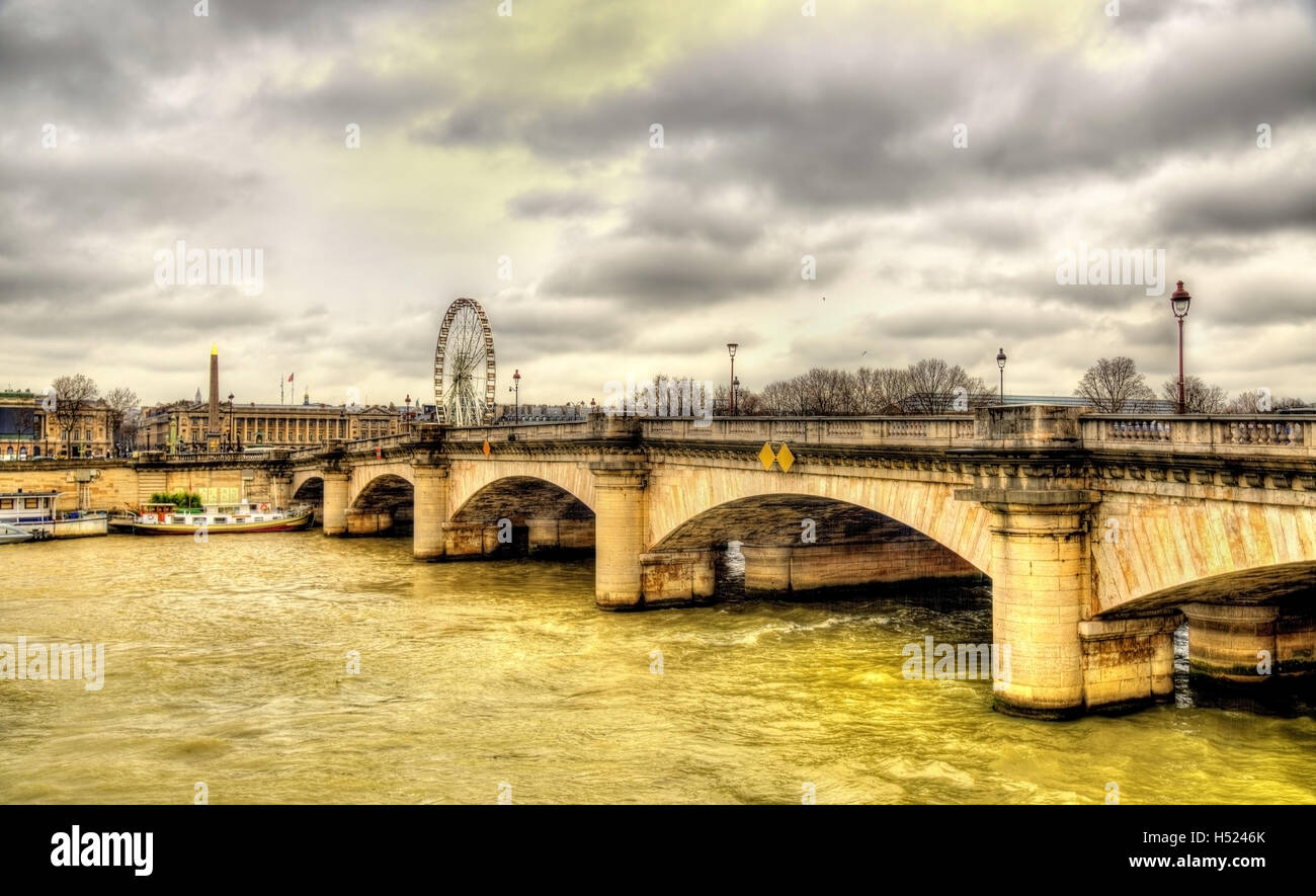 Il Pont Alexandre III oltre la Senna a Parigi Foto Stock