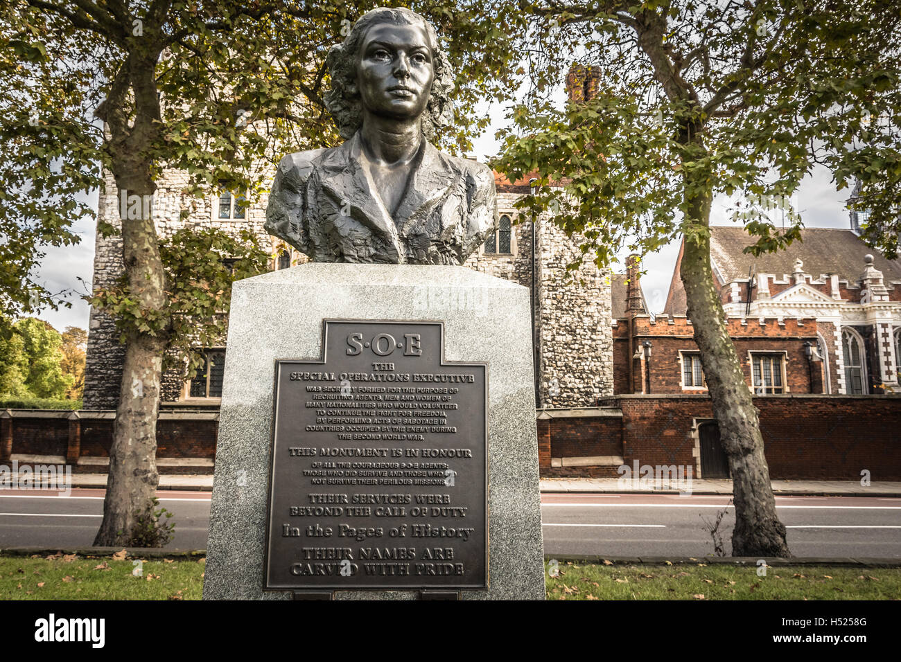 Statua che commemora l'Executive delle operazioni speciali, Violette Szabo e i membri del SOE sull'Albert Embankment, Lambeth, Londra, Inghilterra, Regno Unito. Foto Stock