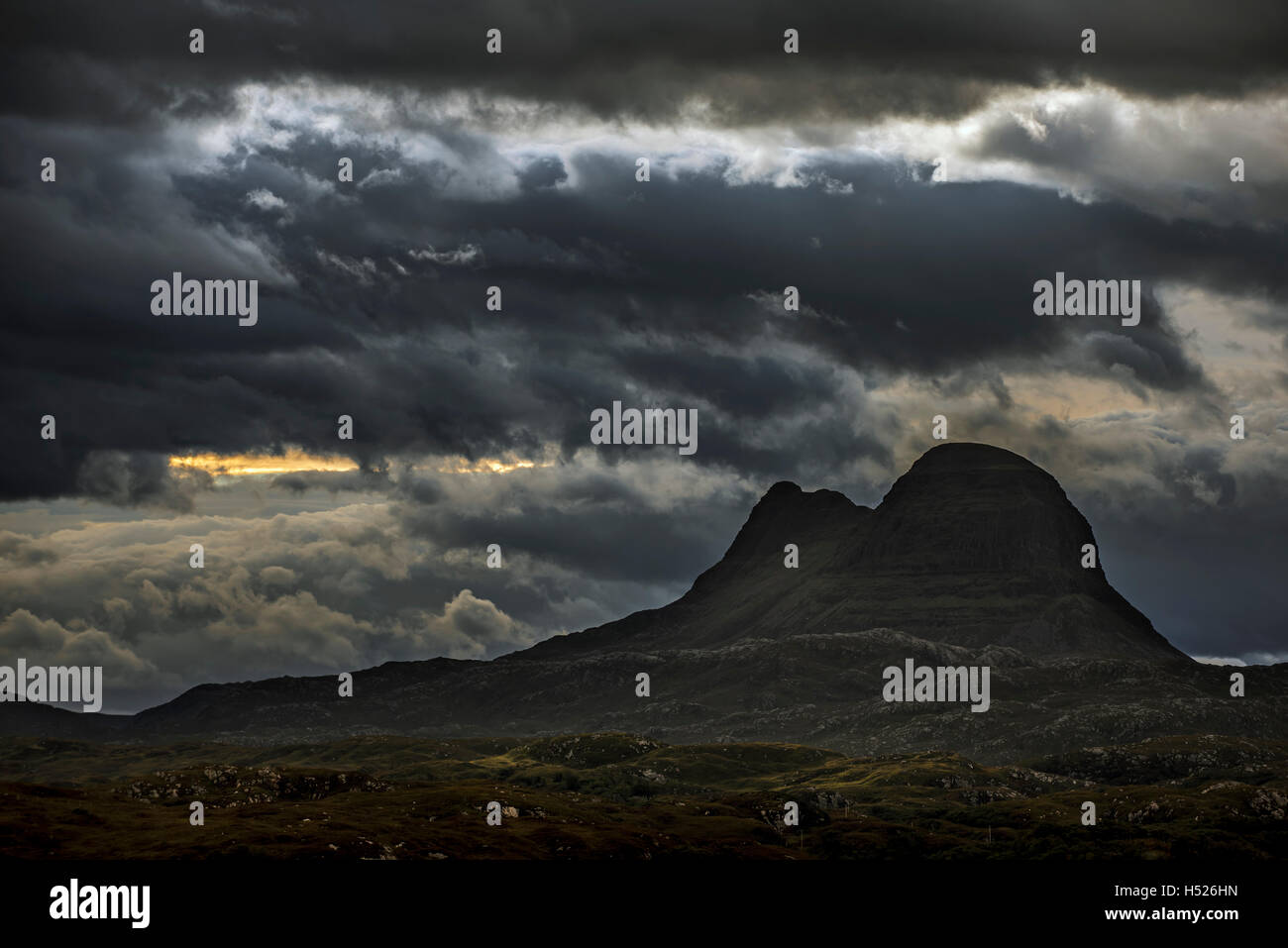 Nuvole temporalesche sopra la montagna Suilven di notte, Inverpolly Riserva Naturale Nazionale, Sutherland, Highlands scozzesi, Scozia Foto Stock