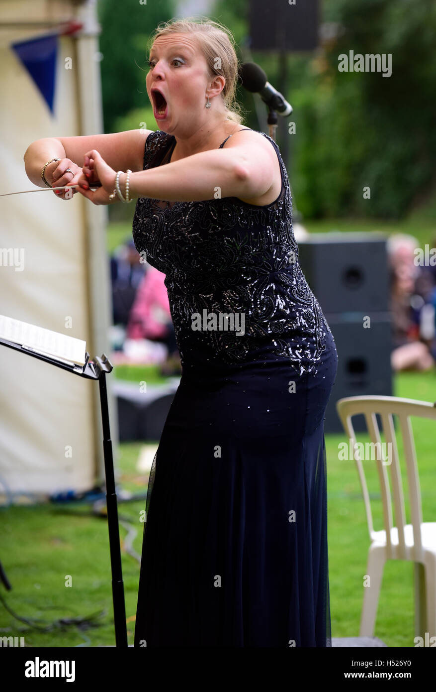Conduttore femmina di eseguire presso l ultima notte del Prom, Alton Giardini Pubblici, Alton, HAMPSHIRE, Regno Unito, 9 luglio 2016. Foto Stock