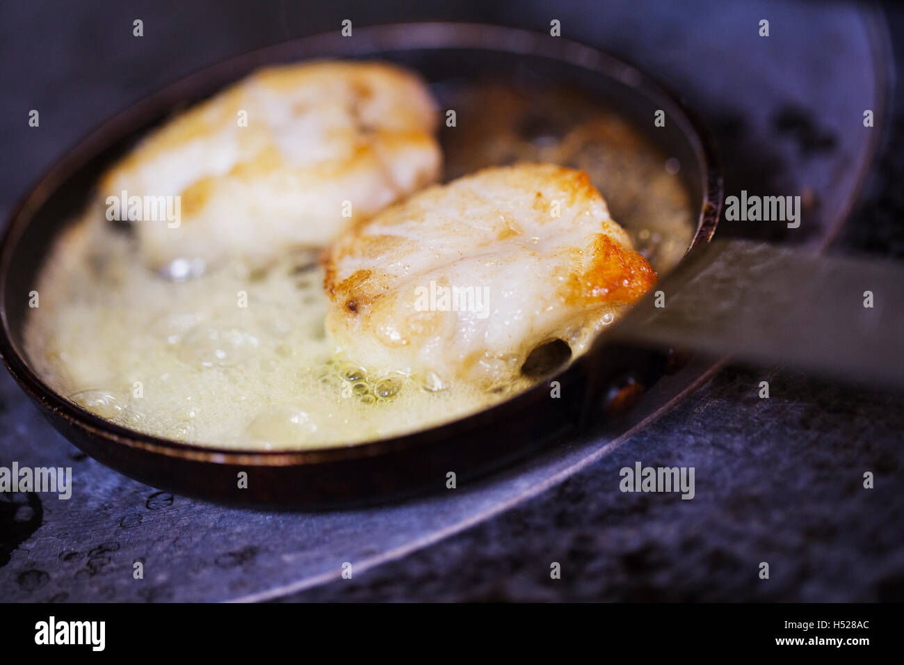 Close up di capesante in una padella. Foto Stock