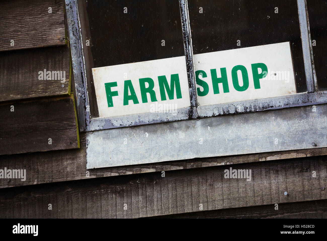 Un segno per una farm shop visibile attraverso una finestra. Foto Stock