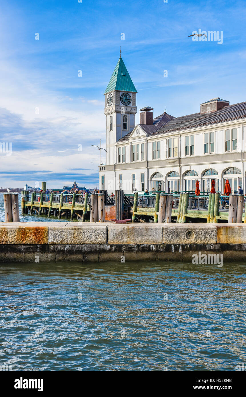 New York. Il famoso molo del porto di una casa nel parco della batteria. Foto Stock