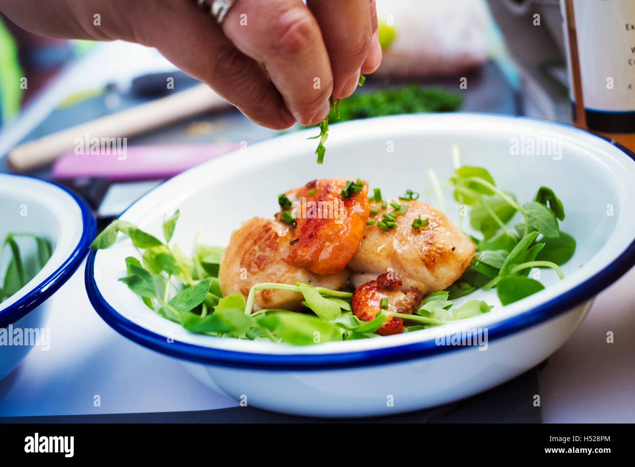 In prossimità di una piastra con capesante fritte e erbe aromatiche fresche. Foto Stock