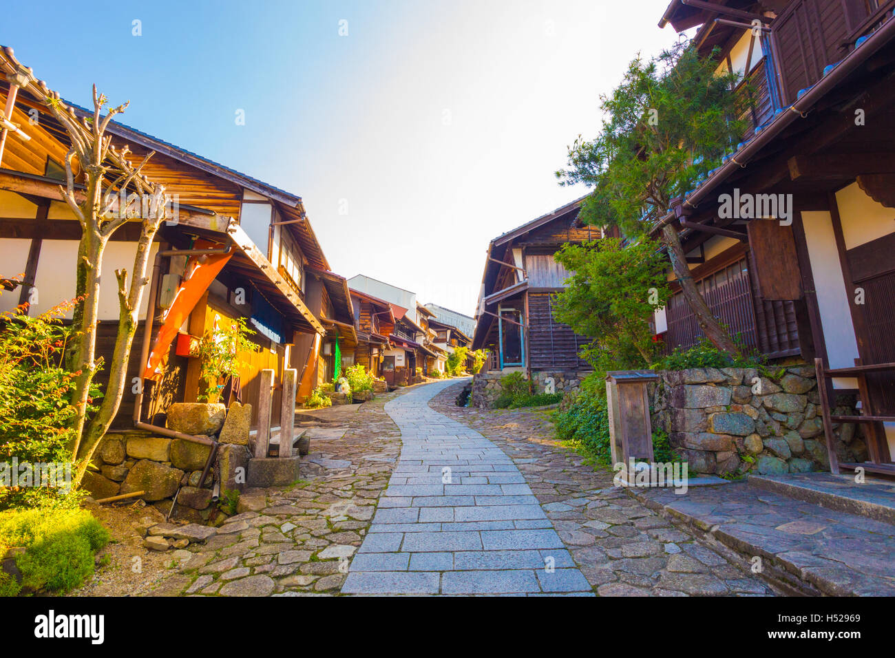 Splendidamente ristrutturato case di legno sul sentiero Nakasendo nella antica post città di Magome, Kiso Valley, Giappone. Posizione orizzontale Foto Stock