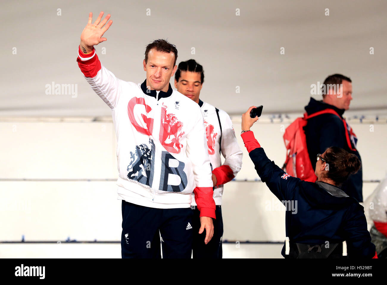 Richard Whitehead sul palco durante i Giochi Olimpici e Paralimpici di atleti celebrazione parade di Manchester. Stampa foto di associazione. Picture Data: lunedì 17 ottobre, 2016. Vedere PA SPORT storia Olimpiadi. Foto di credito dovrebbe leggere: Tim Goode/PA FILO Foto Stock