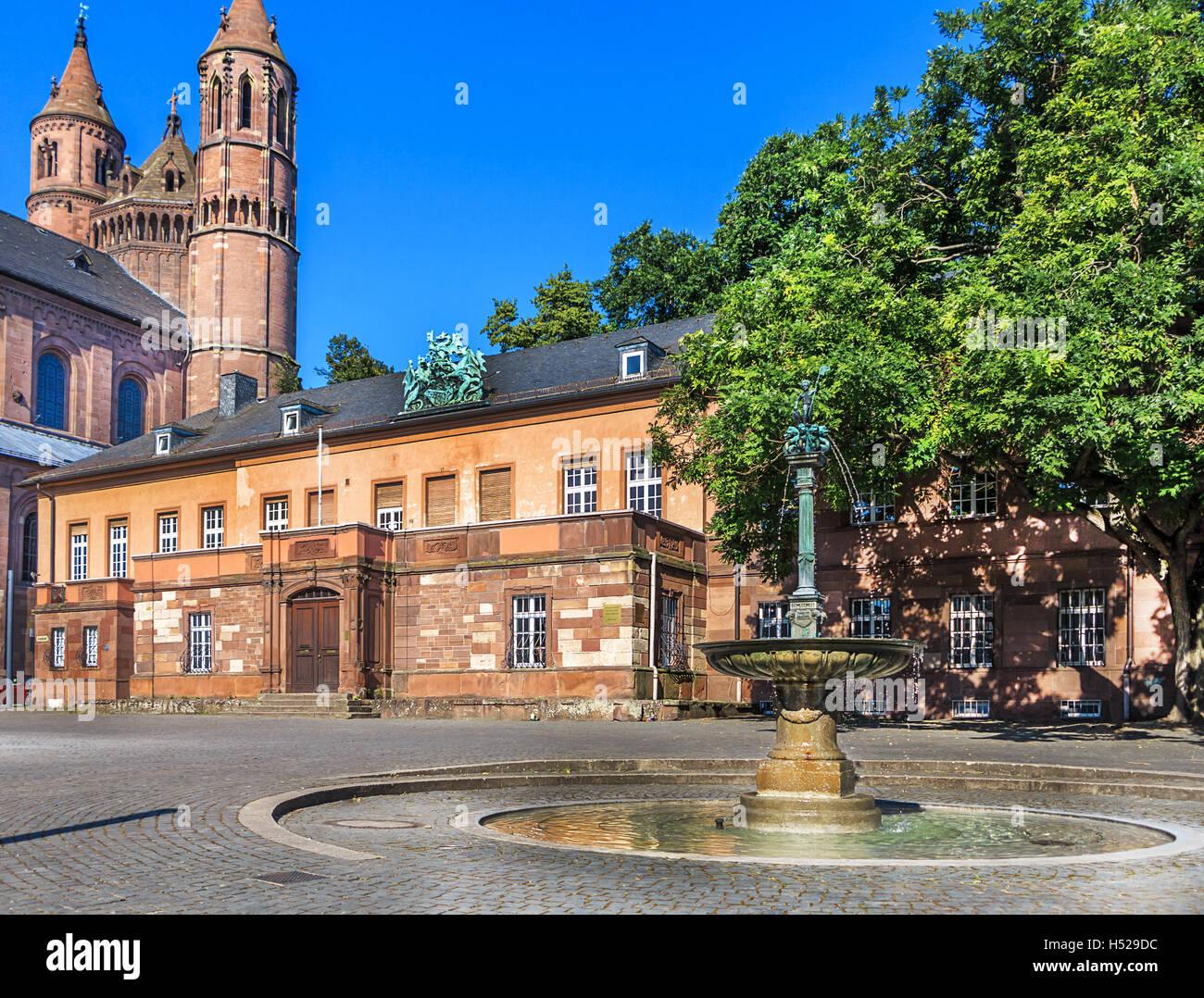 Schlossplatz accanto alla Cattedrale di Worms, Germania Foto Stock