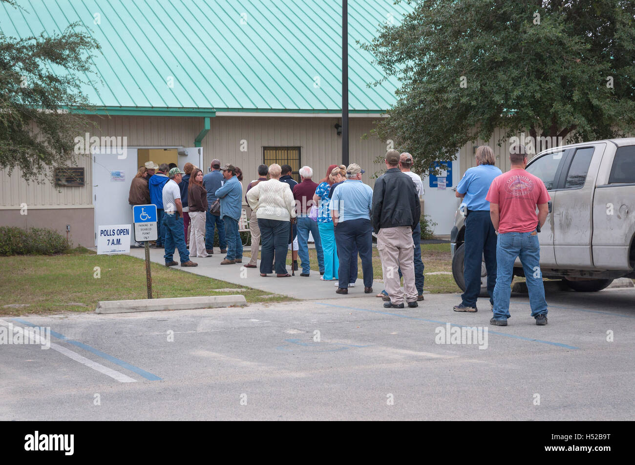 La giornata elettorale nella piccola North Florida cittadina di Fort bianco. Foto Stock