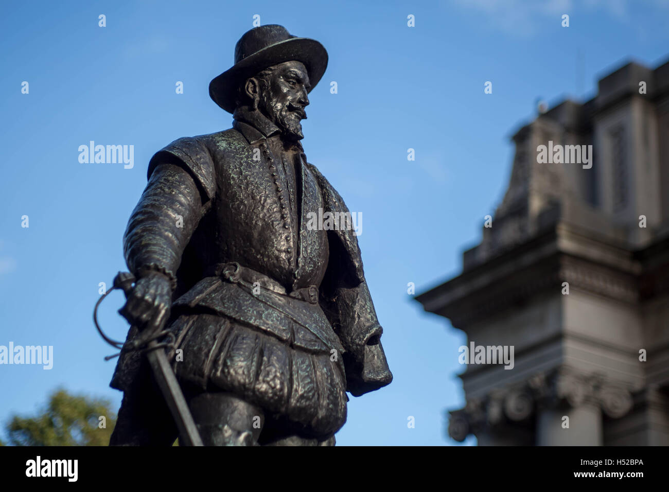 Sir Walter Raleigh statua da William McMillan in Greenwich, Londra, Regno Unito. Foto Stock