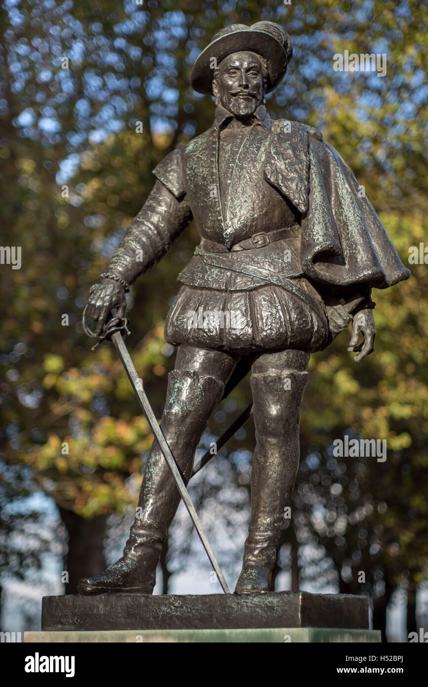 Sir Walter Raleigh statua da William McMillan in Greenwich, Londra, Regno Unito. Foto Stock