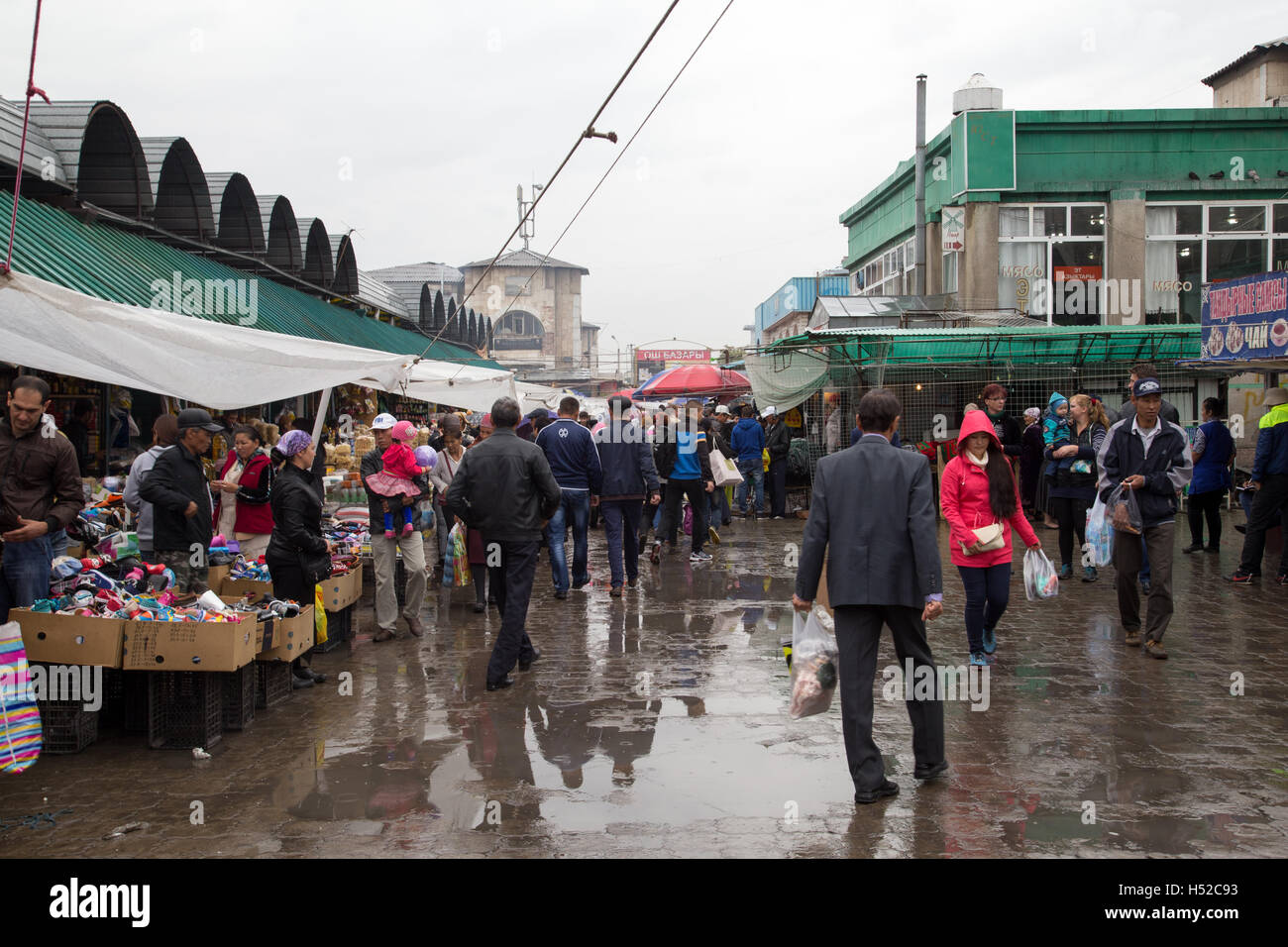 Bishkek, Kirghizistan - Ottobre 02, 2014: gente occupata di acquisto e vendita di merci in un vicolo di Osh Bazar Foto Stock