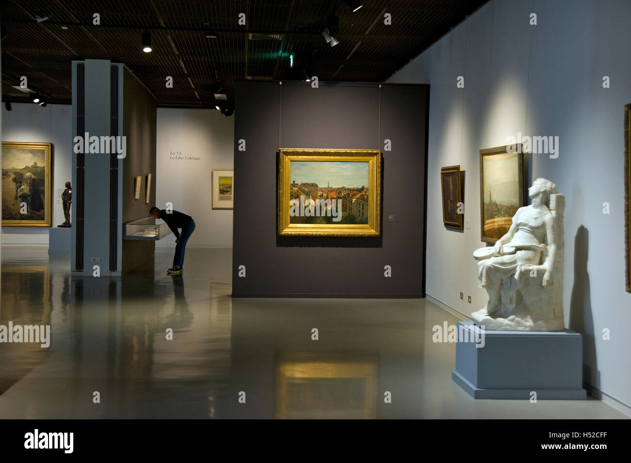 Visitatore in cerca di arte presso il Museo Reale di Belle Arti di Bruxelles, Belgio Foto Stock