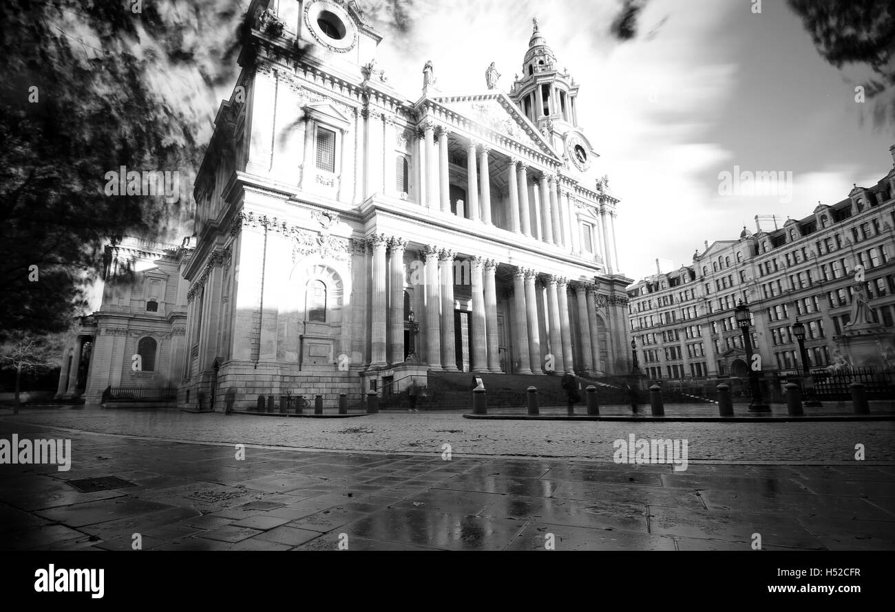 Una lunga esposizione fotografia cattura la luce solare breve sull'ingresso principale alla Cattedrale di St Paul in ottobre. Foto Stock