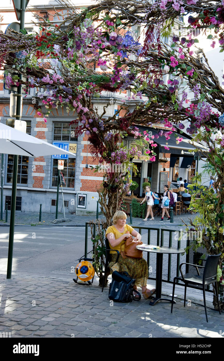 Cafe adornati con fiori è parte della scena di strada a Bruxelles, in Belgio Foto Stock