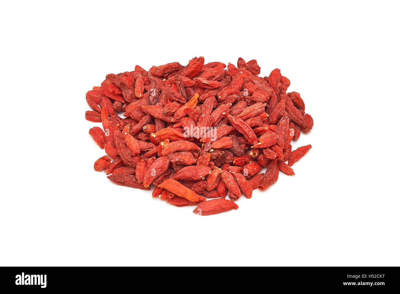 Pila di essiccati goji bacche isolati su sfondo bianco Foto Stock