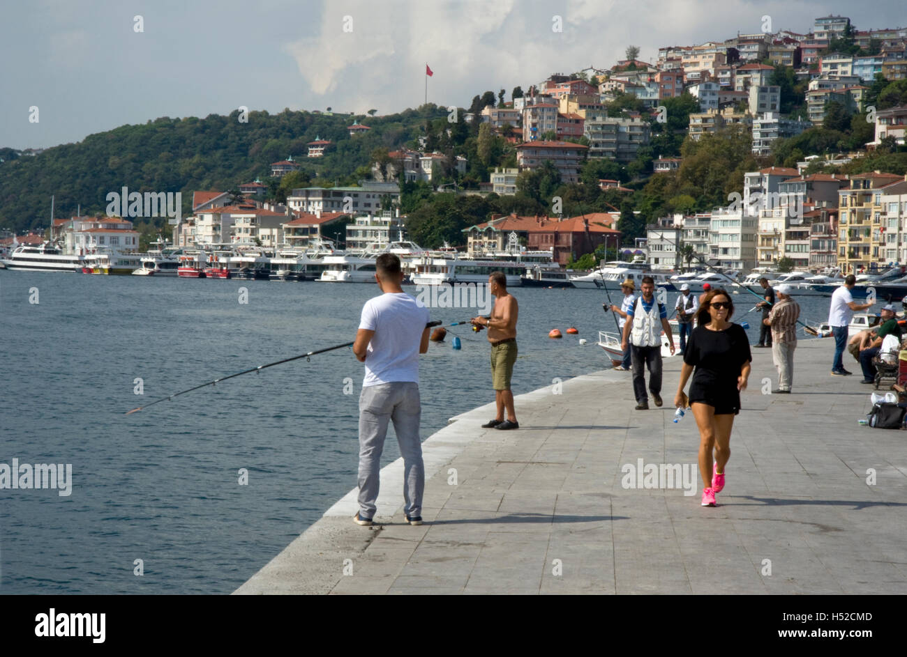 I pescatori e i passeggini lungo le rive del Bosforo mare ea ad Istanbul in Turchia Foto Stock