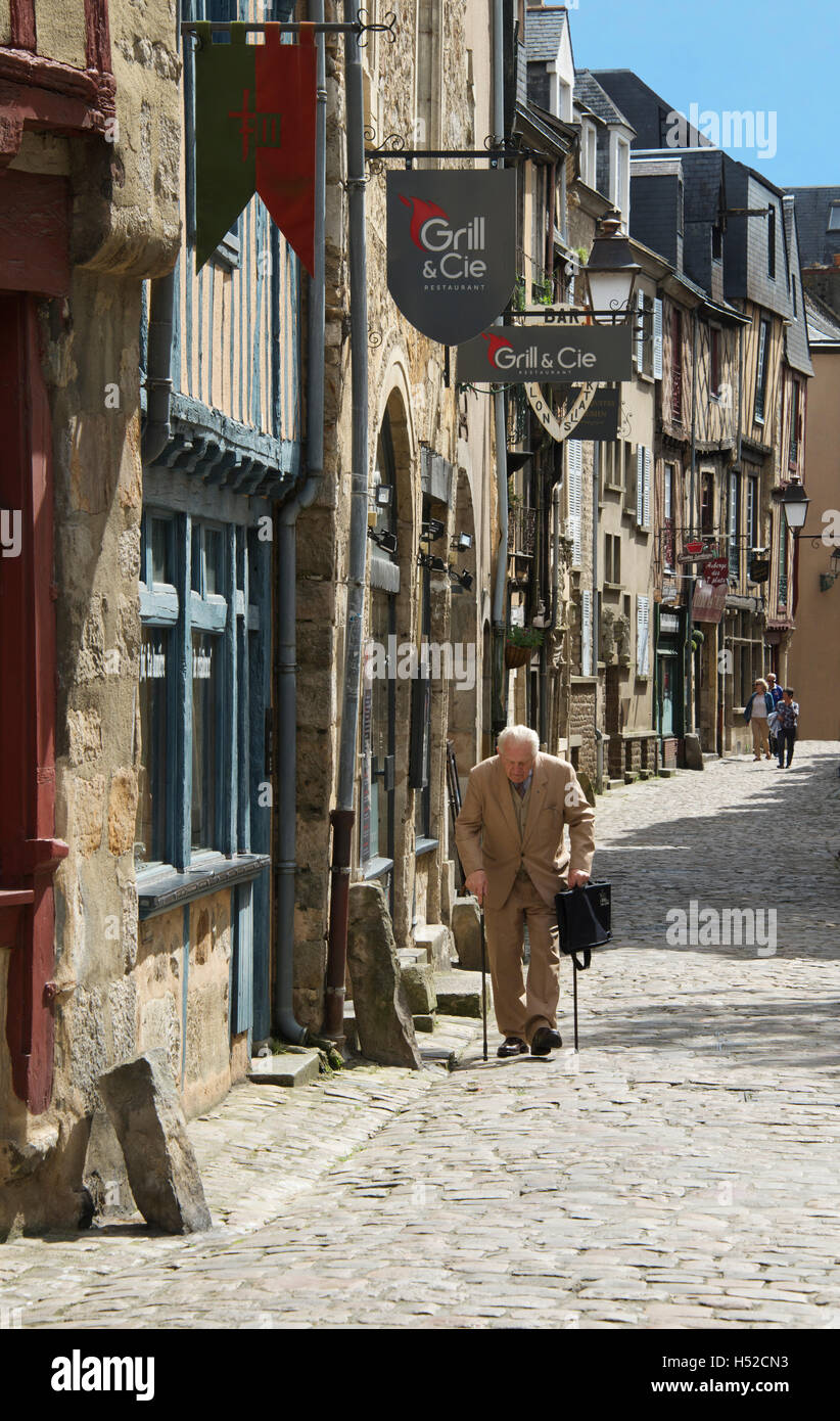 Il vecchio uomo Grande Rue Plantagenet vecchia città Le Mans Francia Foto Stock