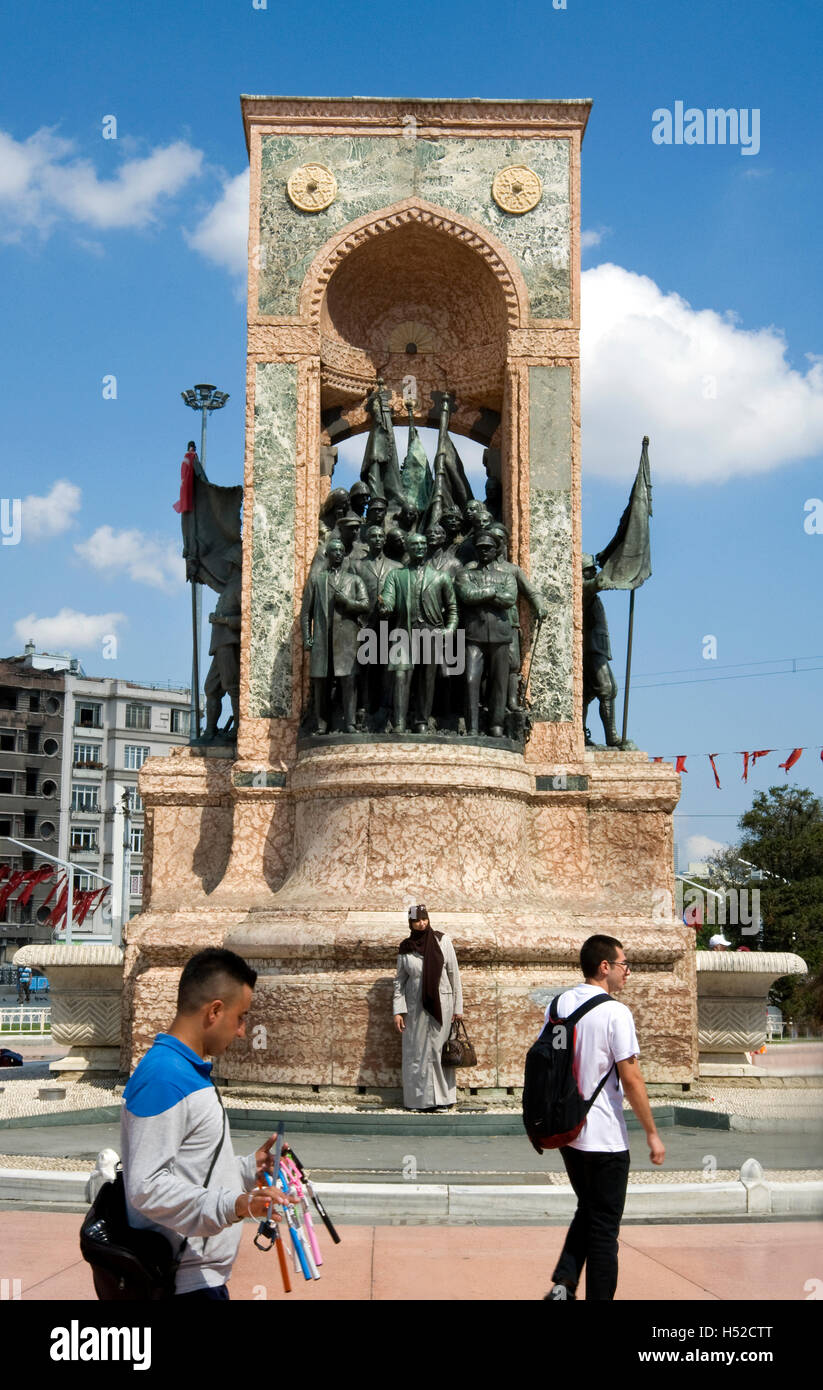 Statua di Ataturk in Piazza Taksim, Istanbul, Turchia Foto Stock