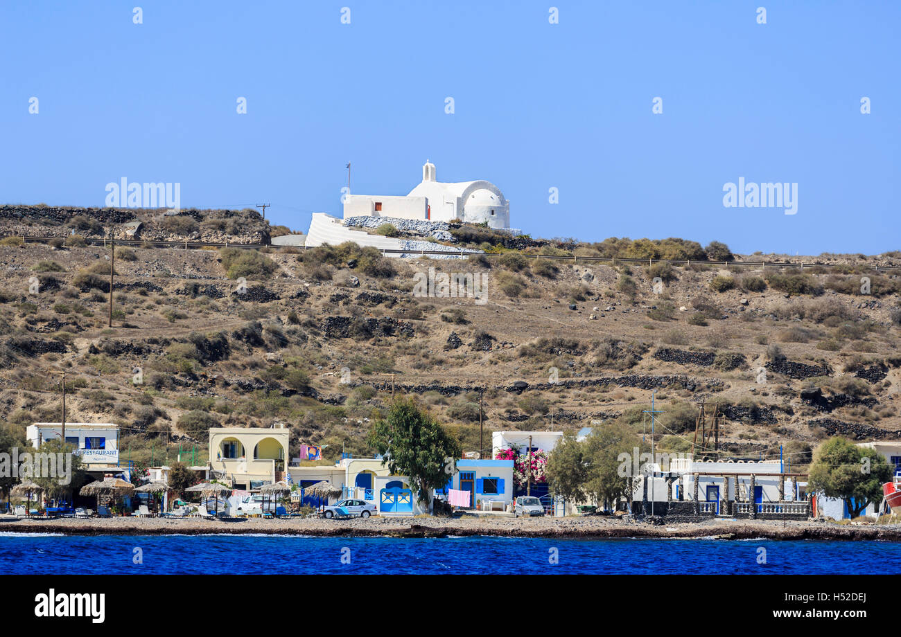 White chiesa greco ortodossa in locale tradizionale stile architettonico sullo skyline nel villaggio Korfos, Thirassia;, Santorini Foto Stock