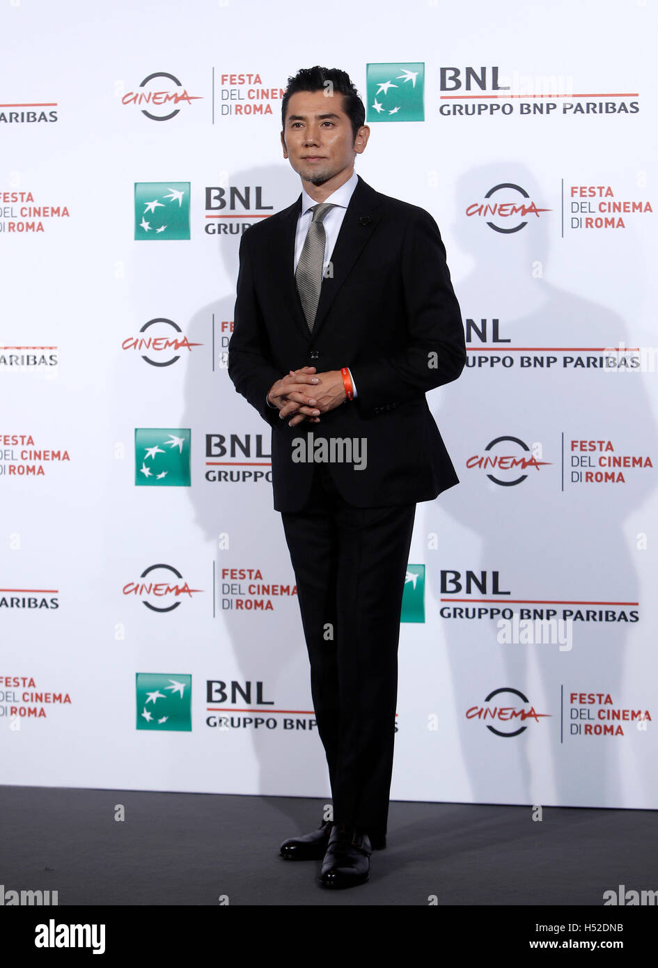 Roma, Italia. Xviii oct, 2016. Attore giapponese Masahiro Motoki in posa per una foto chiamata a presentare il film 'La lunga scusa' durante il Roma International Film Festival. © Isabella Bonotto/Pacific Press/Alamy Live News Foto Stock