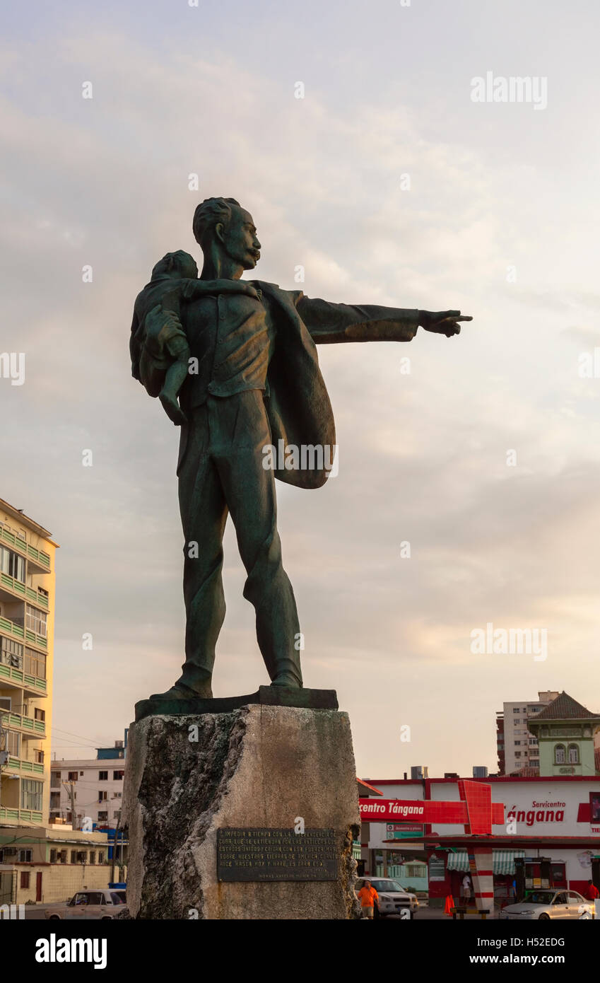 Il José Martí statua lungo il Malecon (Maceo Avenue) nel Vedado, Havana, Cuba. Foto Stock