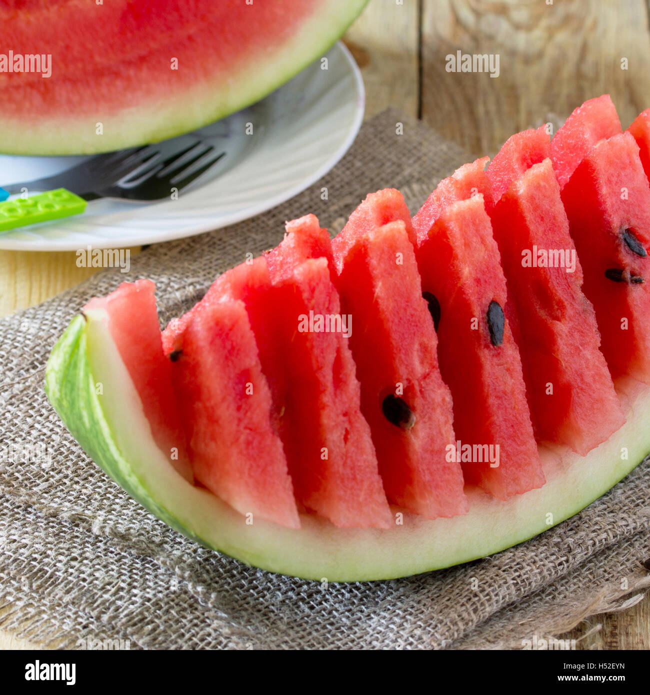 Fresco affettato cocomero, un popolare frutta estiva su un rustico sfondo di legno. Foto Stock