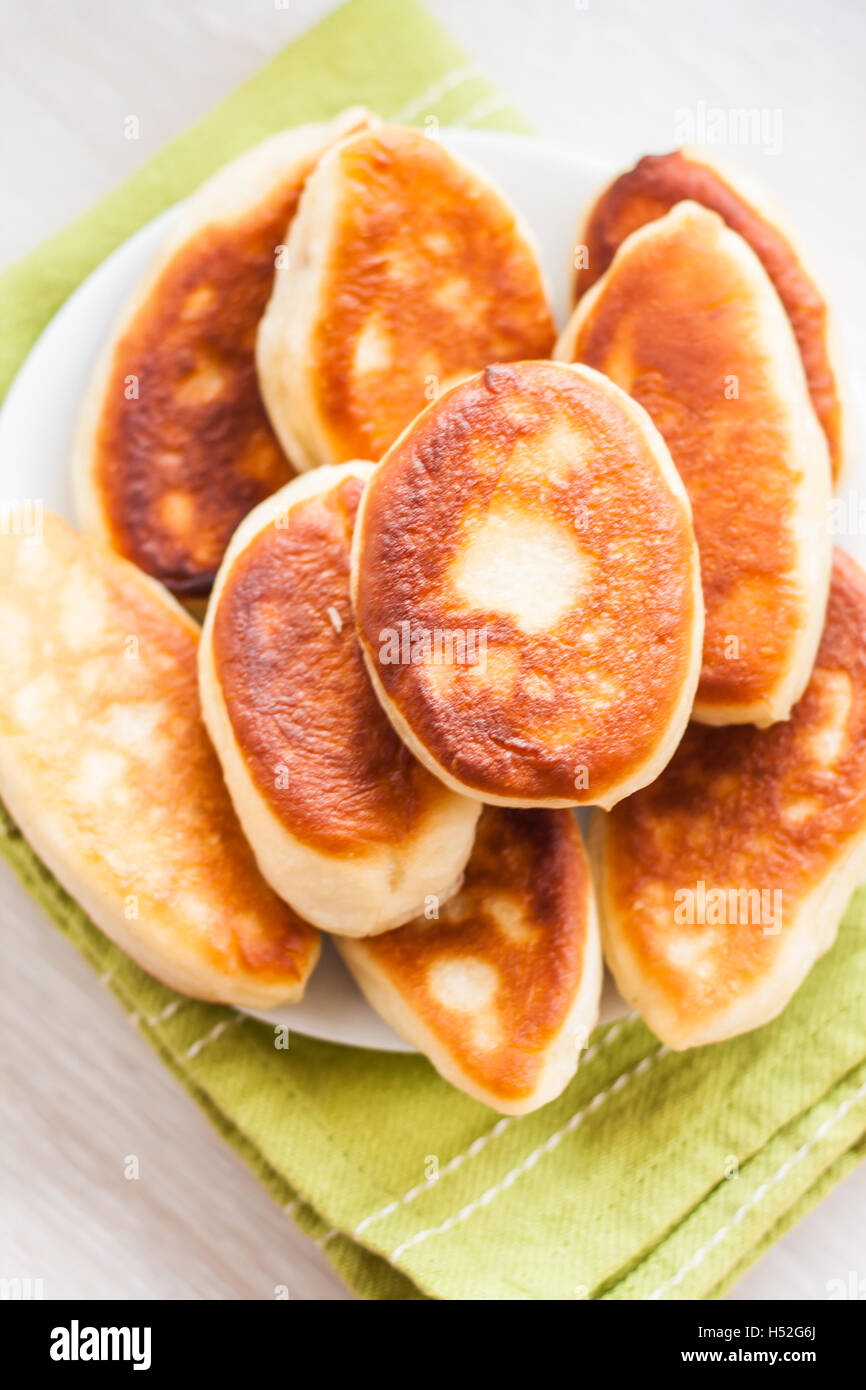 Dolci fritti con marmellata su un tovagliolo verde. Foto Stock
