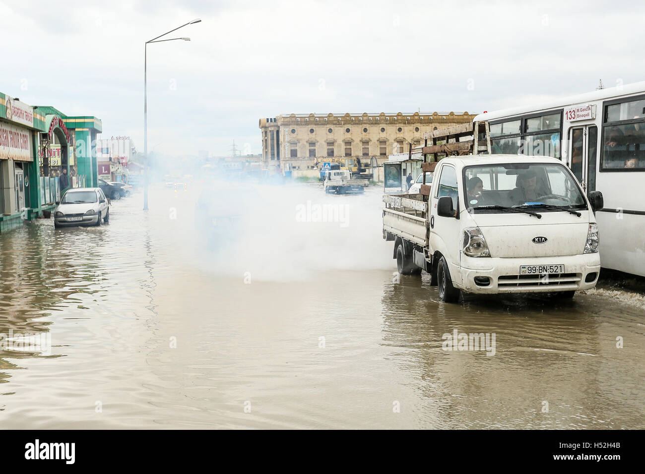 Baku in Azerbaijan. Xviii oct, 2016. La notte di ottobre 17 Binagadi insediamento e in tutto il paese continua a intense precipitazioni. La maggior parte di tutta la pioggia si trova nella regione meridionale - 81 mm, a Baku - 43 mm. © Aziz Karimov/Pacific Press/Alamy Live News Foto Stock