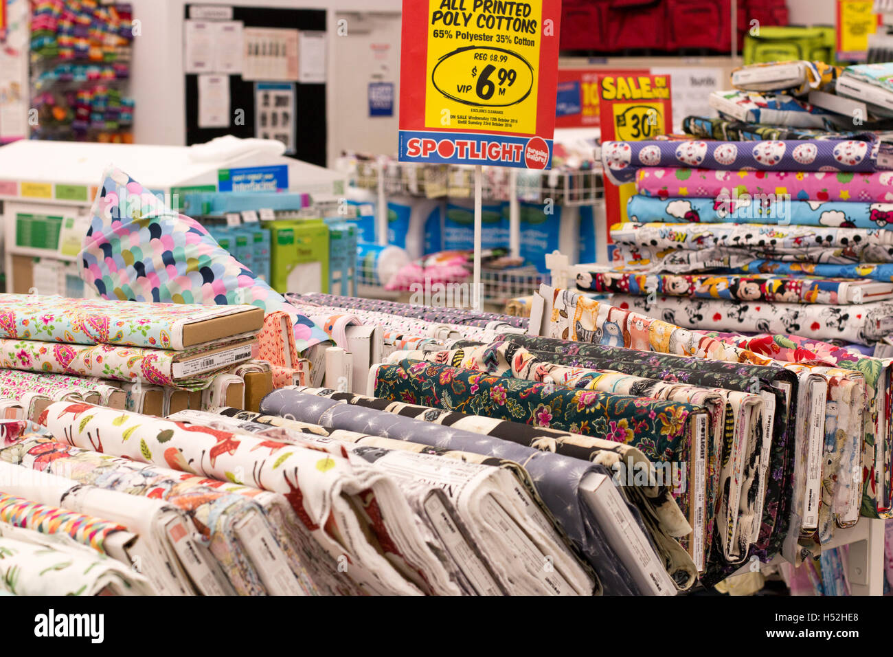 Interno del faretto merceria store negozio di tessuti e altri concetti di base di cucitura, Sydney, Australia Foto Stock