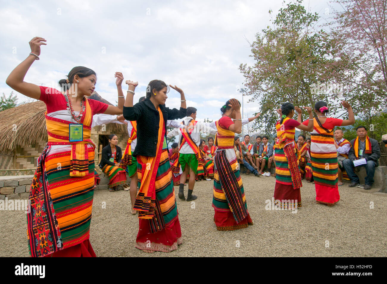 Le donne di Dimasa Kachari tribù dance in occasione dell'annuale festival Hornbill, Nagaland in India Foto Stock