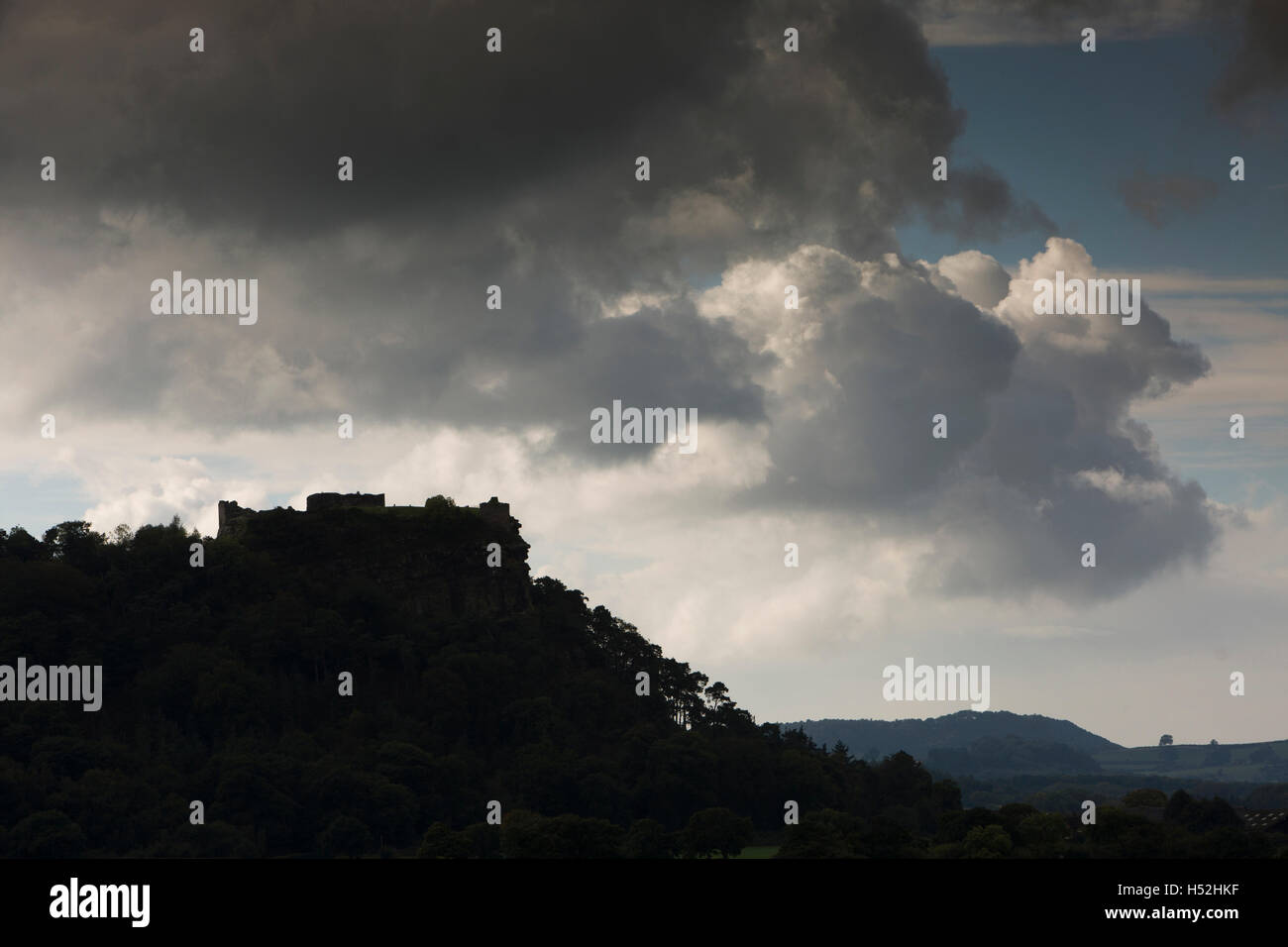 Regno Unito, Inghilterra, Cheshire, Beeston, le rovine del castello di stagliano contro sky Foto Stock