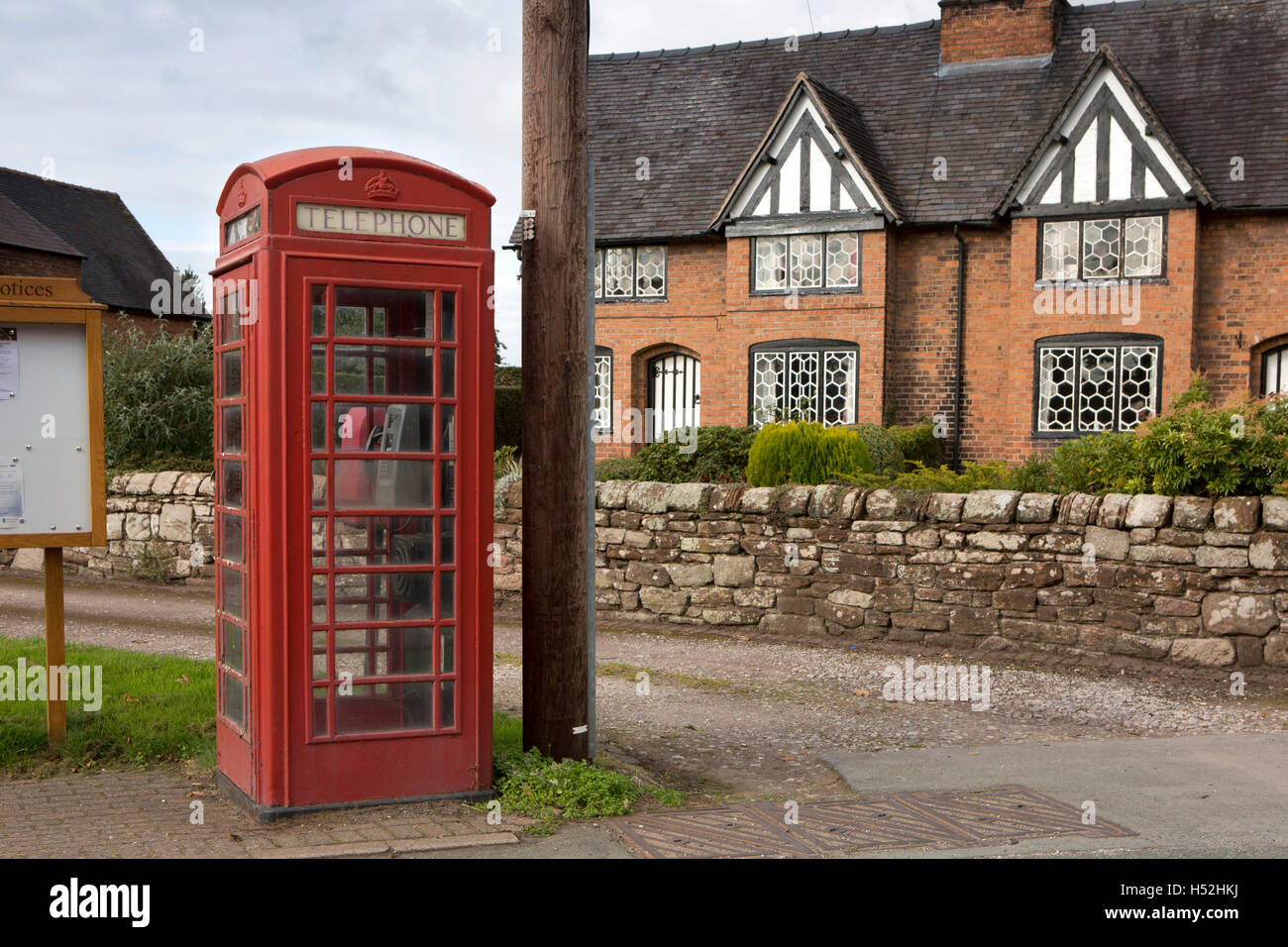 Regno Unito, Inghilterra, Cheshire, Tiverton Huxley Lane, K6 casella Telefono accanto al cottage con pannello esagonale windows Foto Stock