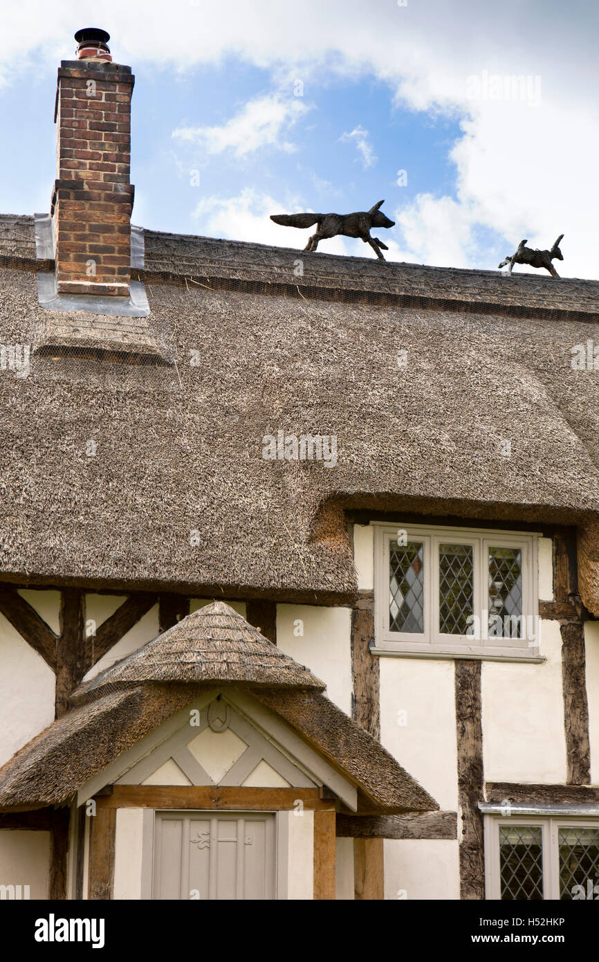 Regno Unito, Inghilterra, Cheshire, Tiverton Huxley Lane, Rose Cottage, fox a caccia di coniglio tetto di paglia decorazione Foto Stock