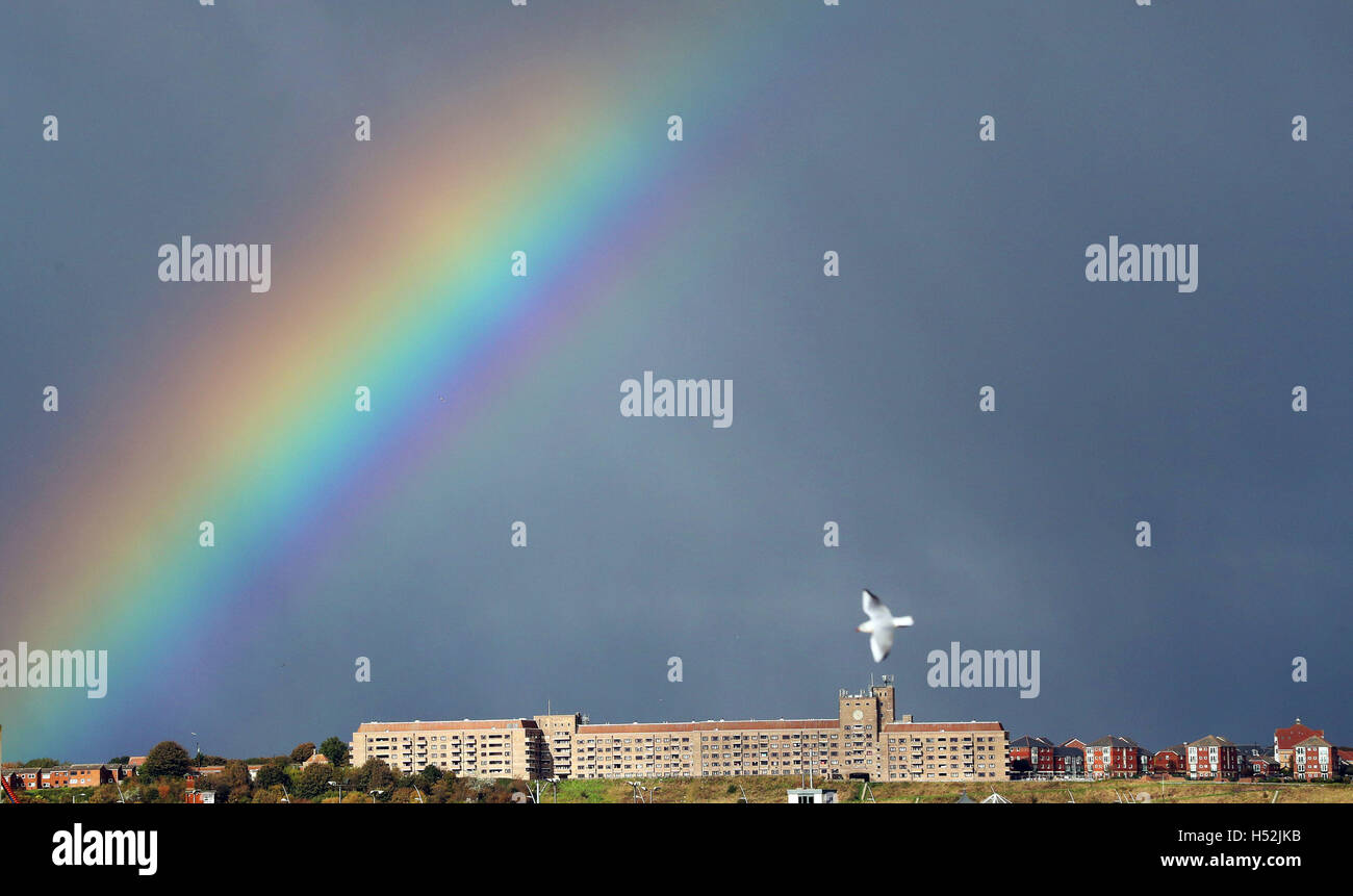 Un arcobaleno si sviluppa su Knotts Appartamenti in Tynemouth. Foto Stock