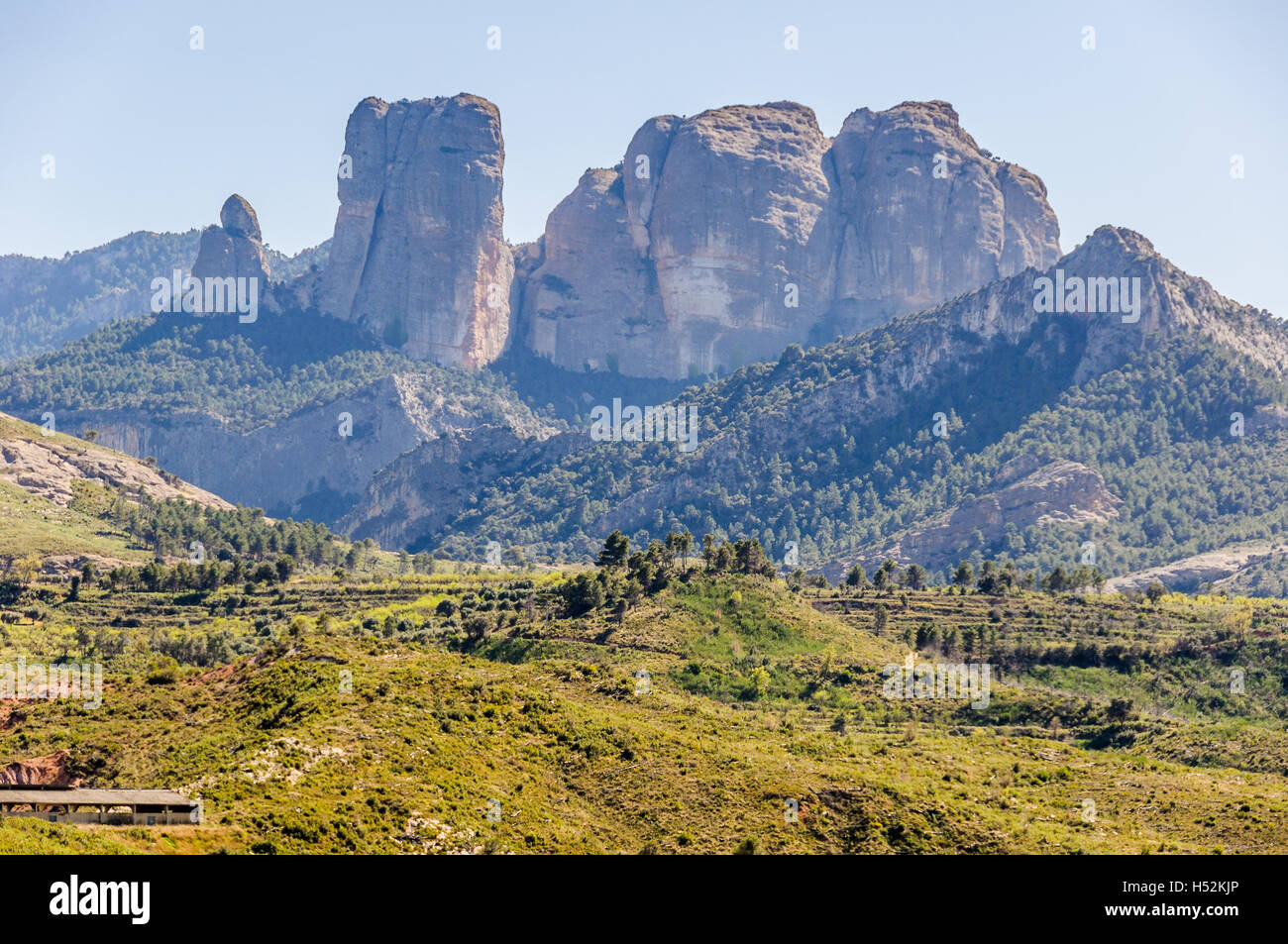 Paesaggio con le maestose formazioni rocciose di Els porte parco naturale in Catalogna, Spagna Foto Stock