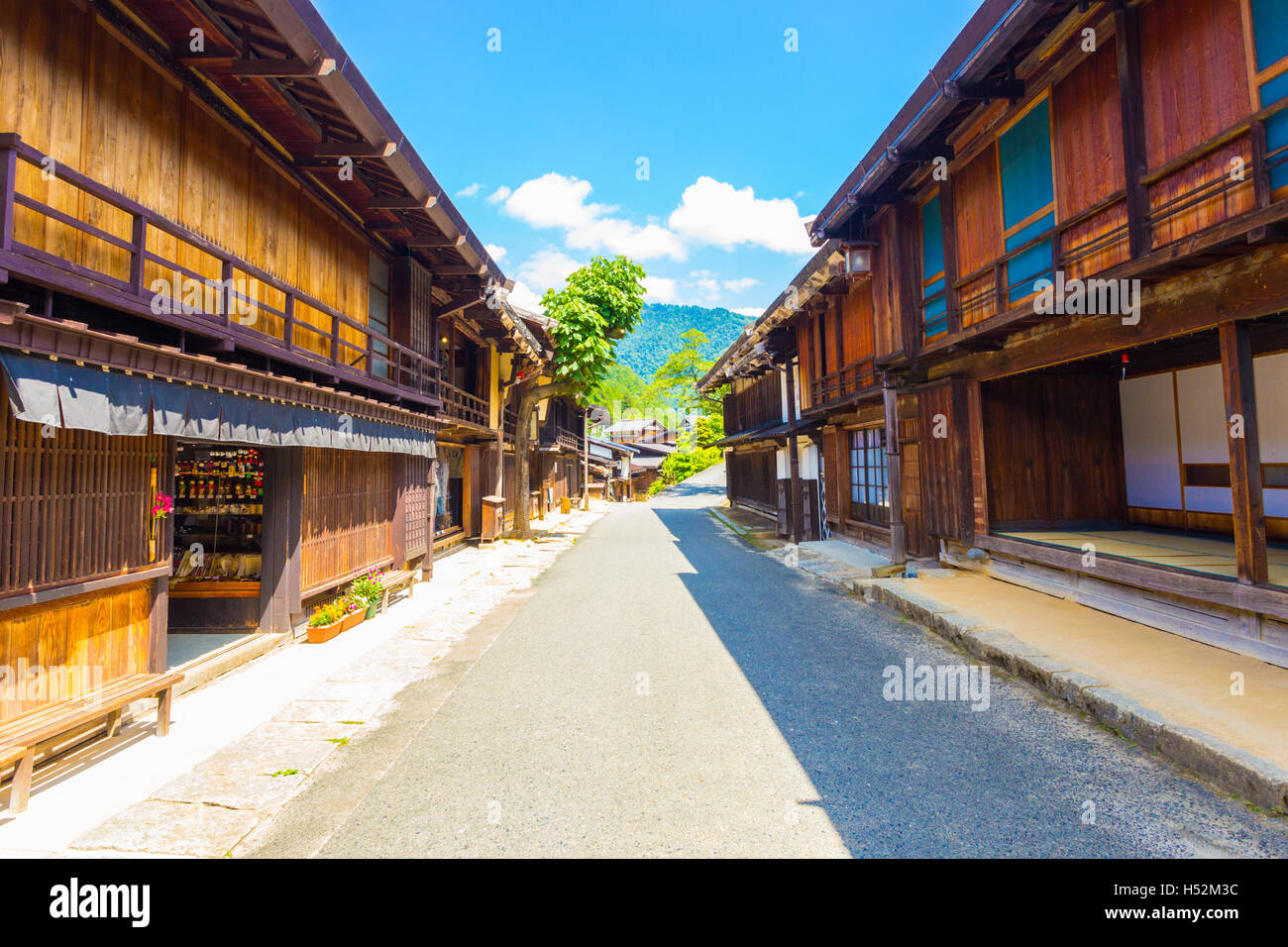 Belle strutture in legno line ai lati della strada principale di Tsumago sulla porzione Tsumago-Magome di Nakasendo rotta in Gifu, Foto Stock